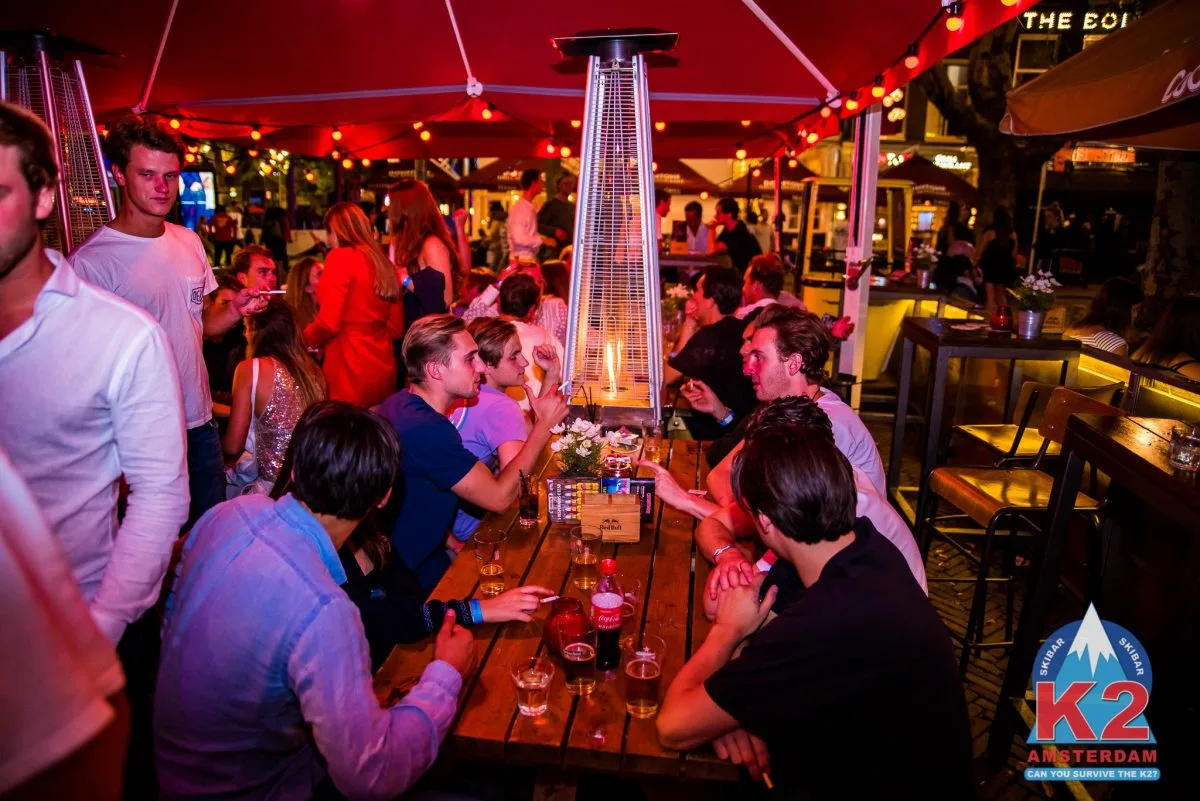 Druk zomerterras van K2 Amsterdam op het Thorbeckeplein